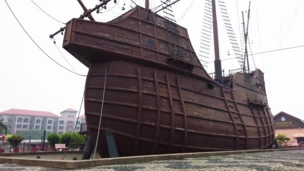 Malacca, Malaysia-15 september 2019: replika av Flor de La Mar skepp är huvudutställningar på Maritime Museum Malacca — Stockvideo