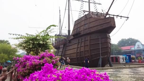 MALACCA, MALÁSIA - 15 DE SETEMBRO DE 2019: Réplica de Flor de la Mar SHip é exposições principais no Museu Marítimo Malaca — Vídeo de Stock