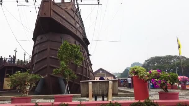 MALACCA, MALÁSIA - 15 DE SETEMBRO DE 2019: Réplica de Flor de la Mar SHip é exposições principais no Museu Marítimo Malaca — Vídeo de Stock