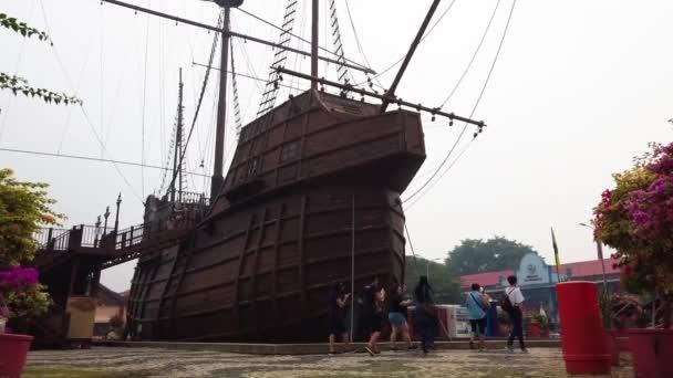 MALACCA, MALÁSIA - 15 DE SETEMBRO DE 2019: Réplica de Flor de la Mar SHip é exposições principais no Museu Marítimo Malaca — Vídeo de Stock