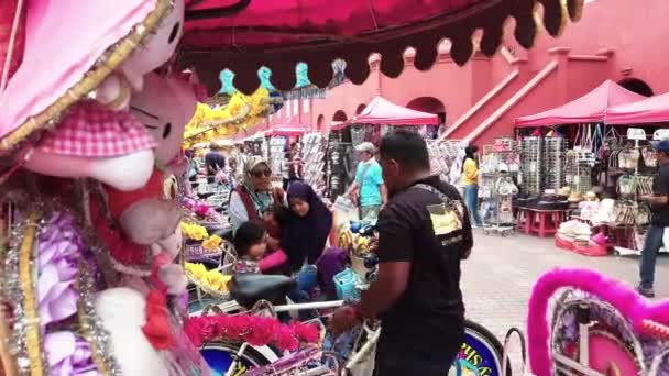 Malacca, Malajsie - 15. září 2019: Barevné rikši na nizozemském náměstí v Malacca City připraveny k turistické jízdě — Stock video
