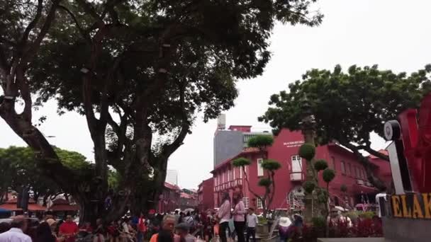 MALACCA, MALASIA - 15 DE SEPTIEMBRE DE 2019: Turismo en la Plaza de los Países Bajos en Malaca, Malasia, declarado Patrimonio de la Humanidad por la UNESCO desde 2006 — Vídeos de Stock