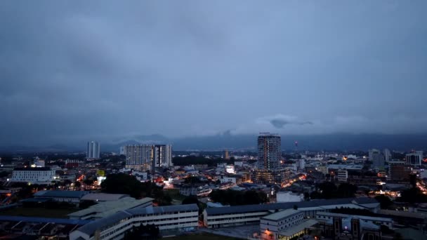 IPOH, MALAYSIA - 24 DE SETEMBRO DE 2019, Timelapse Of Ipoh City, Malásia desde o topo do telhado durante a hora azul — Vídeo de Stock