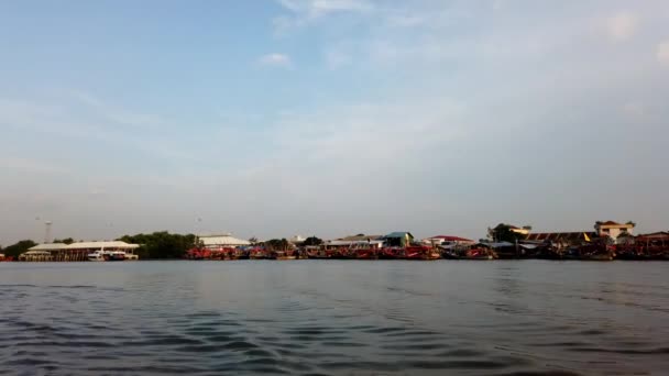 TimeLapse felvételeit a hagyományos Halász csónak úszó át a tengerpart közelében — Stock videók