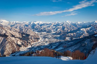 Japonya 'da kış mevsiminde mavi gökyüzü arka planına karşı beyaz kar ve güzel manzara