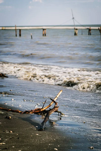 Doğanın Komplikasyonu Dalgalar Güneşli Bir Günde Kumlu Sahile Vuruyor Seçici — Stok fotoğraf
