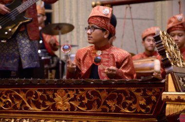 KUALA LUMPUR, MALAYSIA 12 HAZİRAN 2017: Gamelan Orkestrası ve modern müzik enstrümanı eşliğinde şarkı söyleyen Malezya grubu