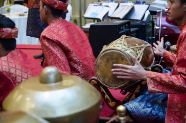 KUALA LUMPUR, MALAYSIA 12 HAZİRAN 2017: Gamelan Orkestrası ve modern müzik enstrümanı eşliğinde şarkı söyleyen Malezya grubu