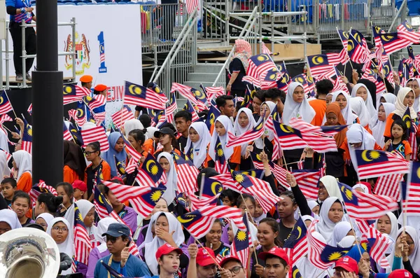 Kuala Lumpur Malaysia August 2017 マレーシア独立記念日のお祝いのための完全なリハーサル中にマレーシアのジャラー ジェミラン旗を振って群衆 — ストック写真