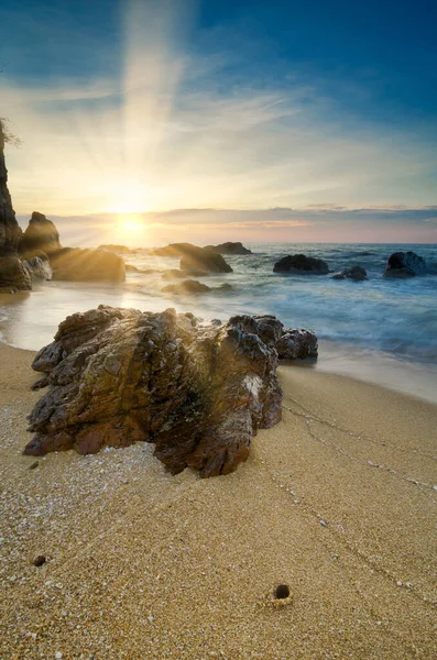 Prachtig Landschap Tijdens Zonsopgang Tropisch Strand Tegen Gouden Hemel Wolkenbalkveld — Stockfoto