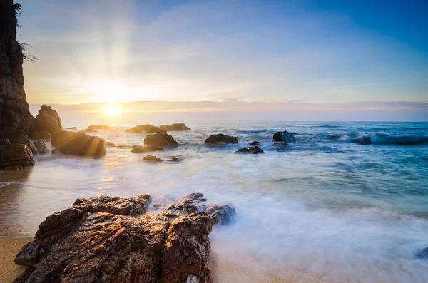 黄金の空と雲の背景に対する熱帯のビーチでの日の出の間の美しい景色 — ストック写真