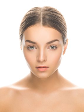 Beyaz arka planda izole edilmiş parlak parlak tenli çekici bir kadının stüdyo çekimi..