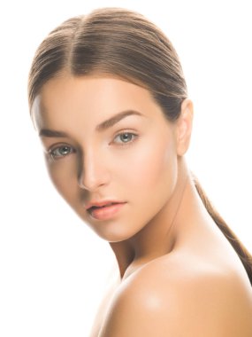 Açık tenli çekici bir kadın beyaz arka planda izole edilmiş kameraya bakıyor..