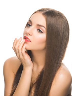 Genç, güzel bir model, gözleri kapalı ve boynuna dokunarak poz veriyor..