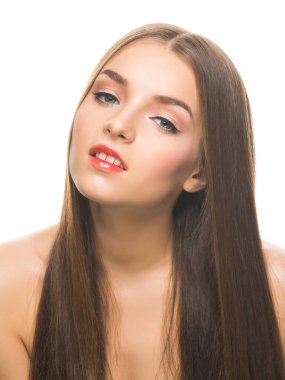 Genç, güzel bir model, gözleri kapalı ve boynuna dokunarak poz veriyor..