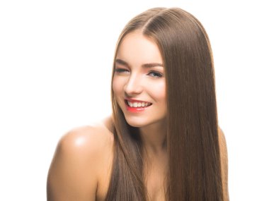 Makyajlı, genç ve güzel bir model. Gözünü kırpıyor ve kameraya gülümsüyor..