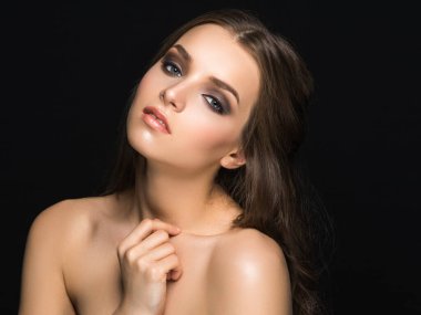 Ağır makyajlı güzel bir model.