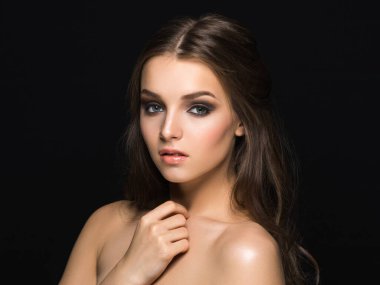 Ağır makyajlı güzel bir model.