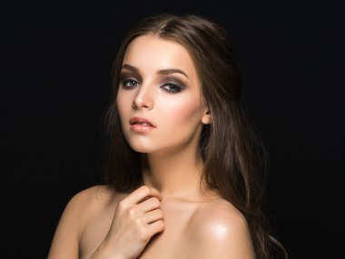 Ağır makyajlı güzel bir model.