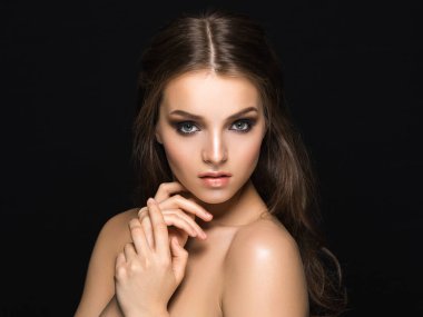 Ağır makyajlı güzel bir model.