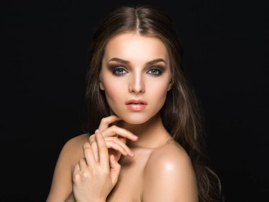 Ağır makyajlı güzel bir model.