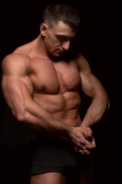 Portrait Bodybuilder Montrant Ses Abs Studio Photo Isolé — Photo