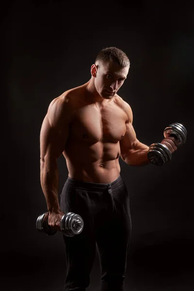 Shirtless Muskulös Man Håller Hantlar Mot Svart Bakgrund Studio Skott — Stockfoto