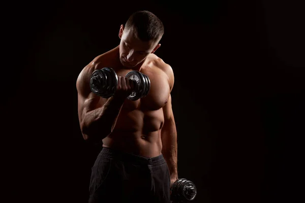 Shirtloser Muskulöser Mann Mit Hanteln Vor Schwarzem Hintergrund — Stockfoto