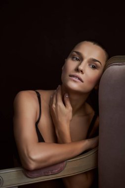 Stüdyo çekimi. Siyah arka plandaki güzel seksi kadın portresi..