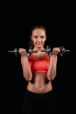 Siyah izole edilmiş arka planda beyaz bir kadın.