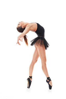 Stüdyoda poz veren genç ve güzel bir balerin.