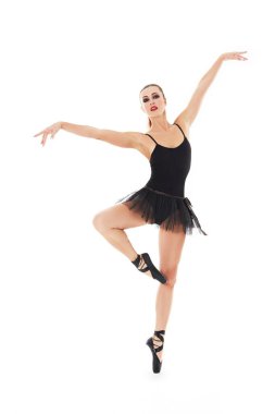 Stüdyoda poz veren genç ve güzel bir balerin.