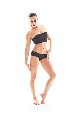 Stüdyoda poz veren genç ve güzel bir balerin.