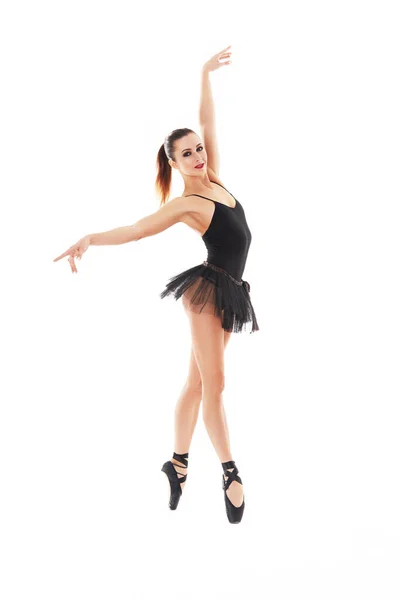 Joven hermosa bailarina de baliet posando en un estudio — Foto de Stock