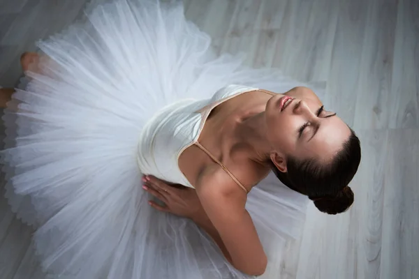 Bailarina sensual posando. Captura de estudio. —  Fotos de Stock