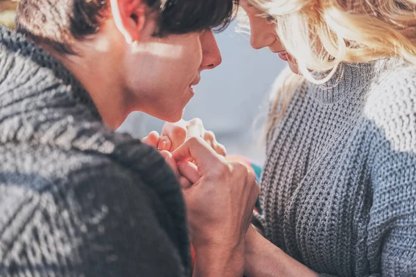 Attrayant homme et femme dans la chambre ensemble câlins mignon — Photo