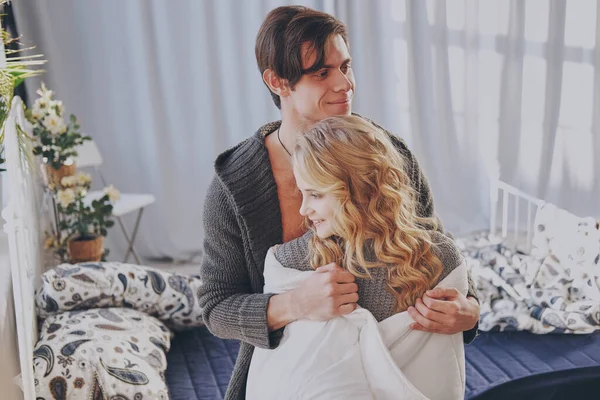Привлекательные мужчина и женщина в спальне вместе обнимаются мило — стоковое фото