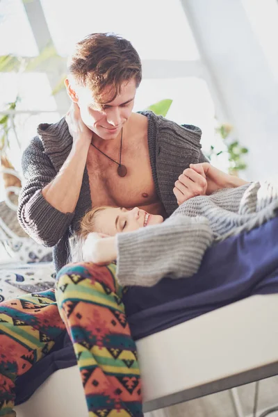 Attraente uomo e donna in camera da letto insieme coccole carino — Foto Stock