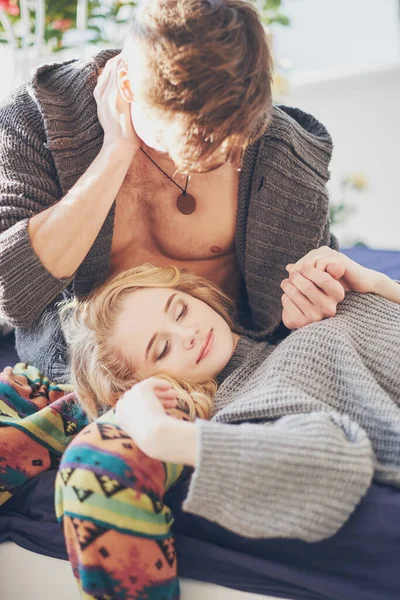 Привлекательные мужчина и женщина в спальне вместе обнимаются мило — стоковое фото