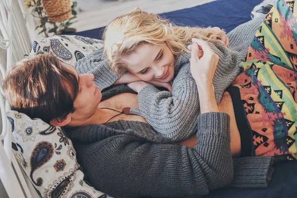 Atraente homem e mulher no quarto juntos abraçando bonito — Fotografia de Stock