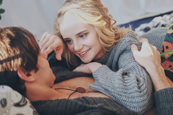Atrakcyjny mężczyzna i kobieta w sypialni razem przytulanie słodkie — Zdjęcie stockowe