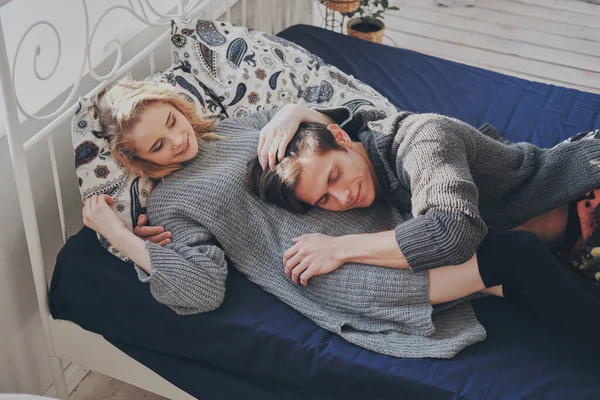 Atraente homem e mulher no quarto juntos abraçando bonito — Fotografia de Stock