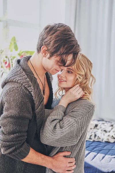 Attrayant homme et femme dans la chambre ensemble câlins mignon — Photo