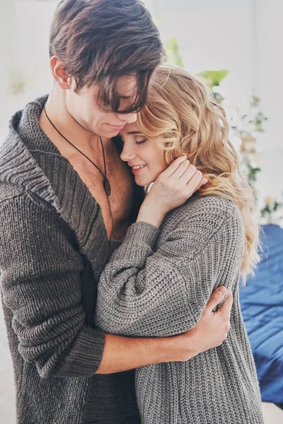 Atraente homem e mulher no quarto juntos abraçando bonito — Fotografia de Stock