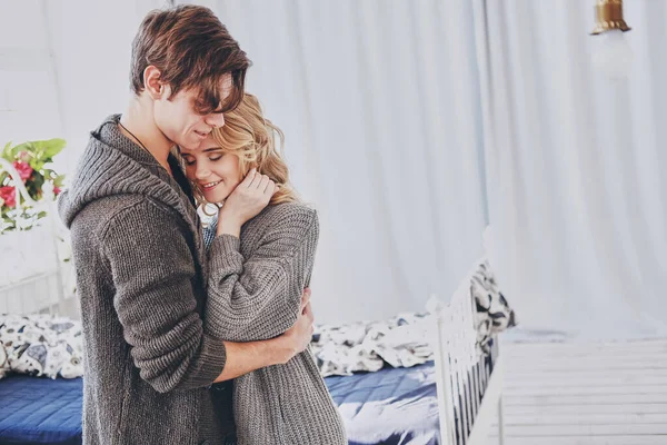 Atrakcyjny mężczyzna i kobieta w sypialni razem przytulanie słodkie — Zdjęcie stockowe