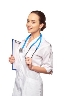 Beyaz arka planda duran güzel doktor. Stüdyo çekimi.