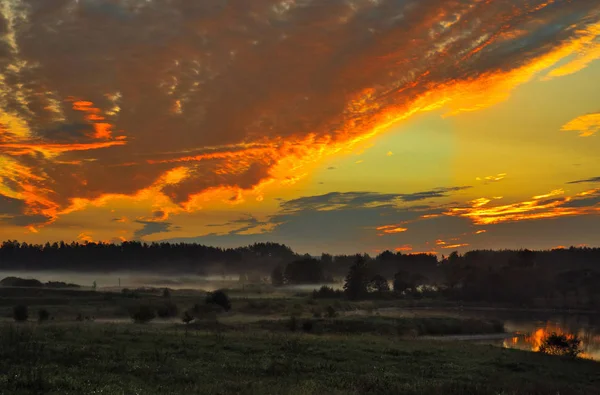 Otoño Amanecer Sobre Prado Estanque Bellamente Resaltado Nubes Rojas Amarillas —  Fotos de Stock