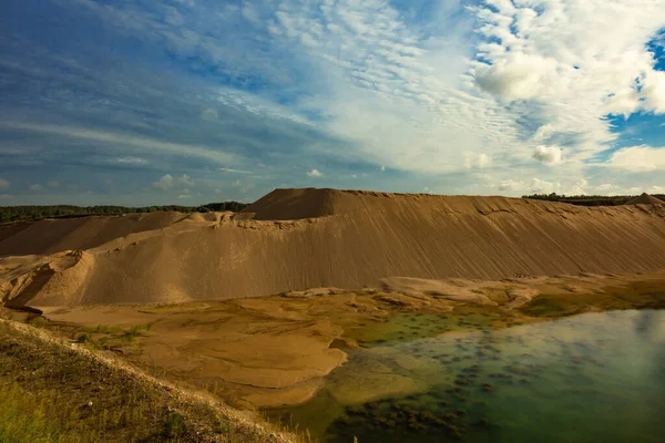 Hermoso Paisaje Montones Arena Pozo Grava Fragmento Estanque Día Soleado — Foto de Stock