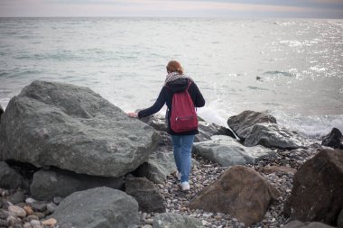 Kız denize gidiyor.. 