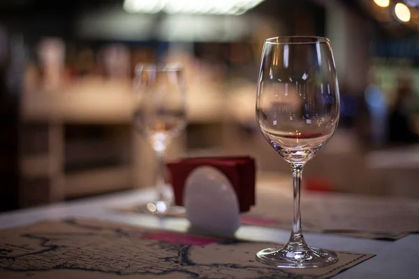Пустой бокал вина на столе. — стоковое фото